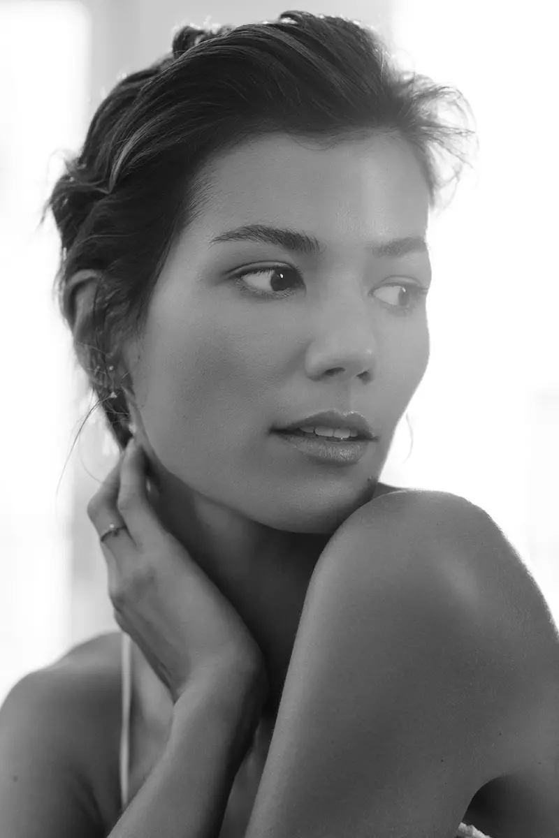 Sheila Marquez Wows a cikin Laura Mercier Beauty don Harper's Bazaar