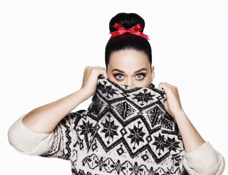 Katy si mette a proprio agio con un maglione H&M