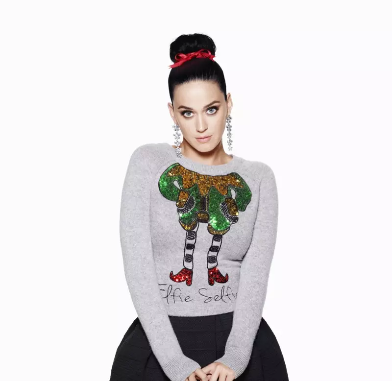 Katy Perry memakai baju sejuk hari raya daripada H&M