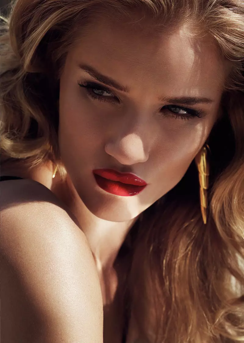 Harper's Bazaar UK အတွက် ဇန်နဝါရီ 2012 အတွက် Tom Munro မှ Rosie Huntington-Whiteley