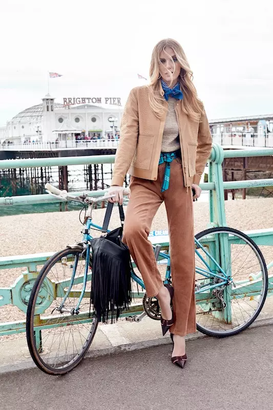 Das Model posiert auf Bildern, die von Agata Pospieszyńska fotografiert wurden, am Strand von Brighton