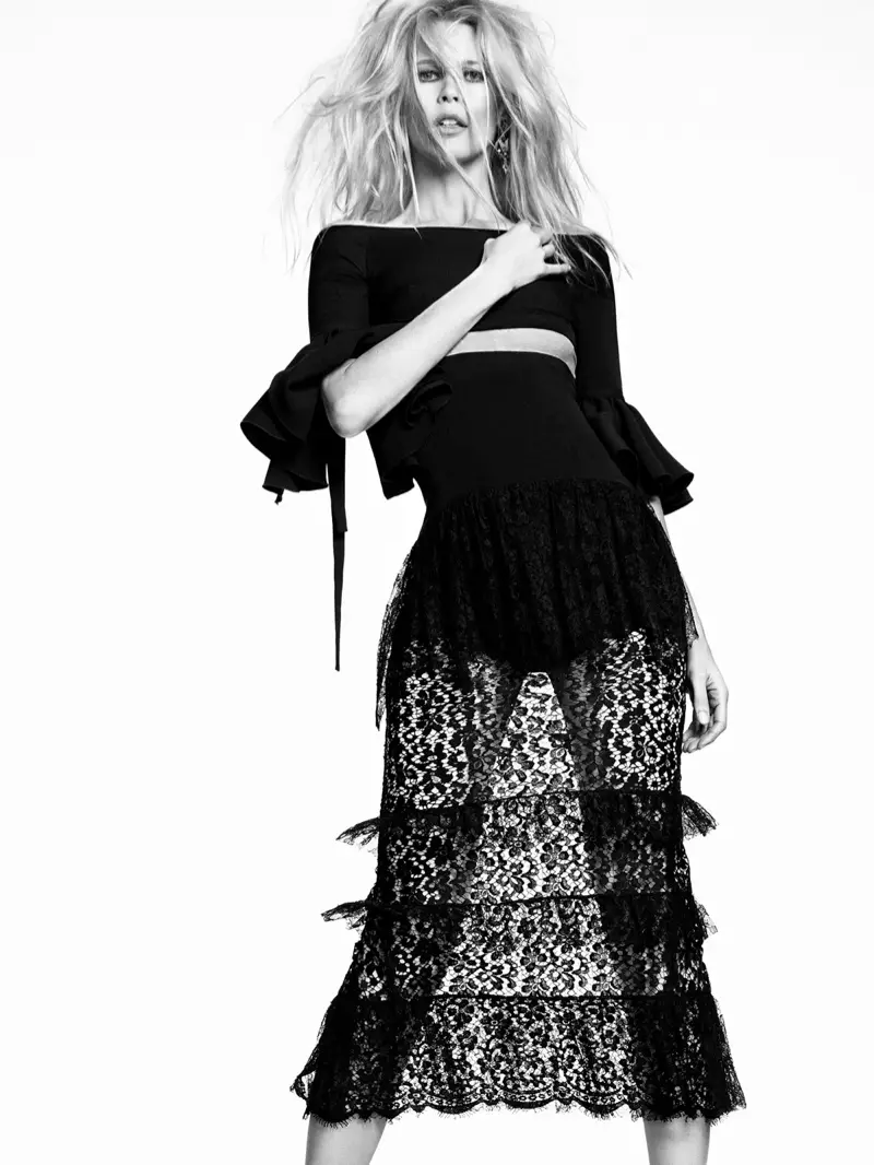 Claudia Schiffer impressionne dans The Edit Photo Shoot, parle de timidité