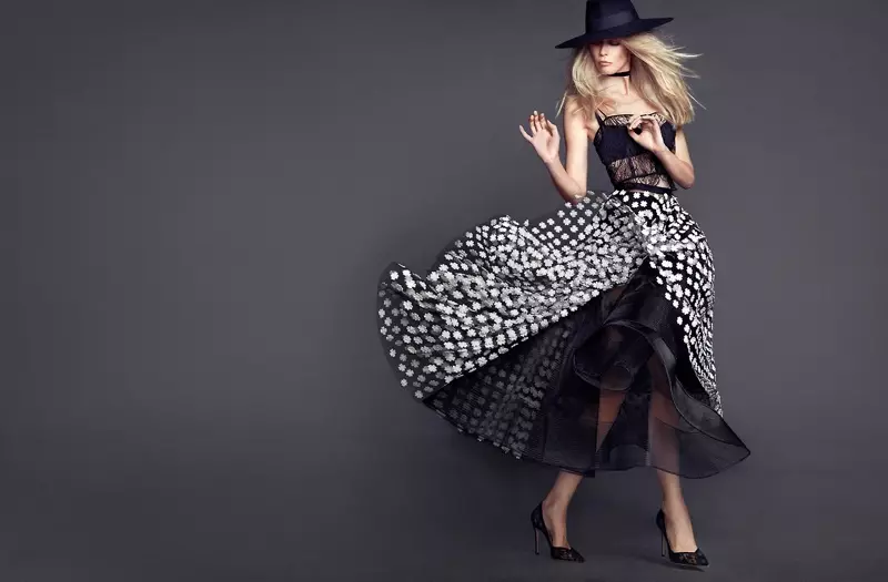 Claudia Schiffer impressionne dans The Edit Photo Shoot, parle de timidité