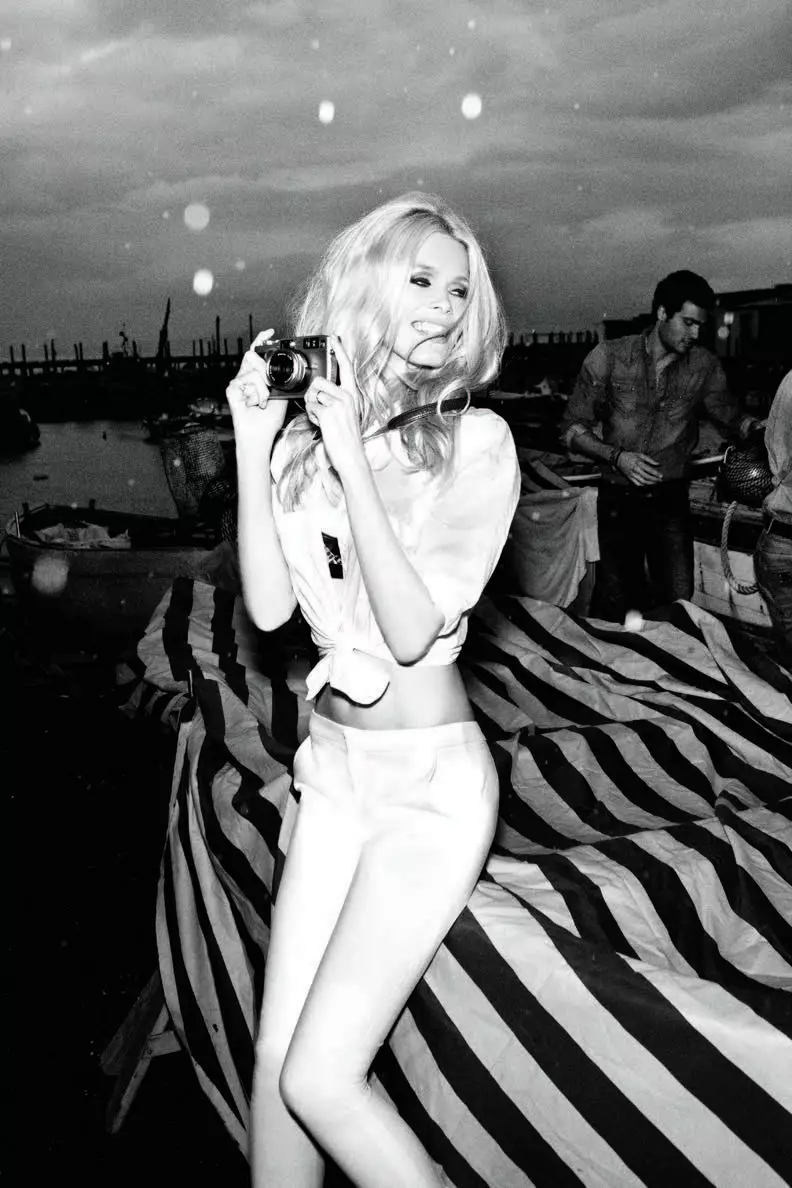 Claudia Schiffer, Ellen von Unwerth tərəfindən Guess-in 30-cu Yubiley Kampaniyasını aparır