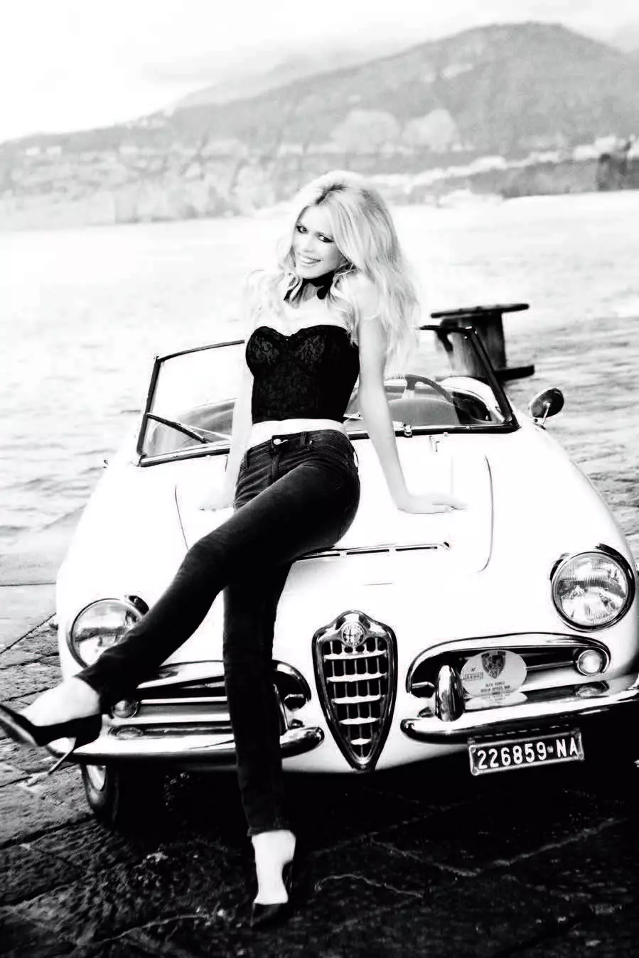 Claudia Schiffer Fronts Guess' 30th Anniversary Campaign deur Ellen von Unwerth