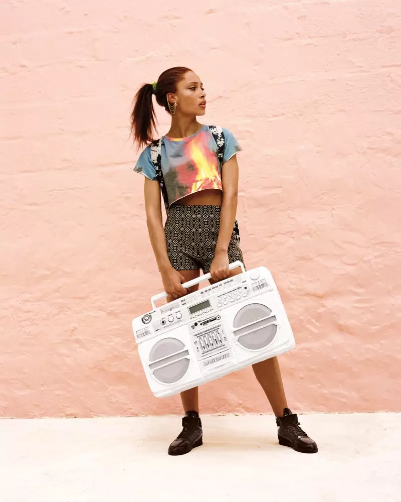 I-Julia Hafstrom Stars kwi-Urban Outfitters' yeCatalog kaMeyi ka-2013 eneSimbo sasehlotyeni