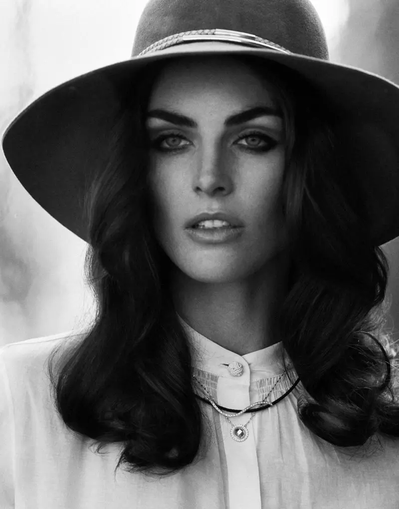 Hilary Rhoda modelira retro stil za DuJour proljeće 2013. autora Thomasa Whitesidea