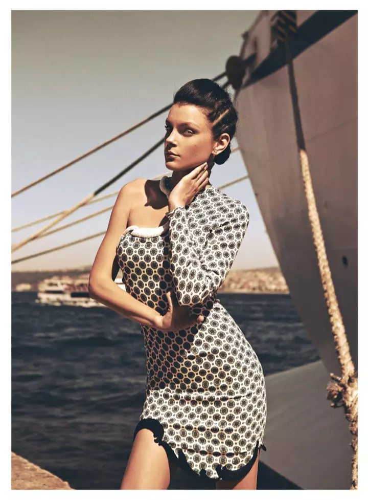 Jessica Stam Tampil Sporty Glam untuk Pemotretan Sampul Juli Harper's Bazaar Turki oleh Koray Birand