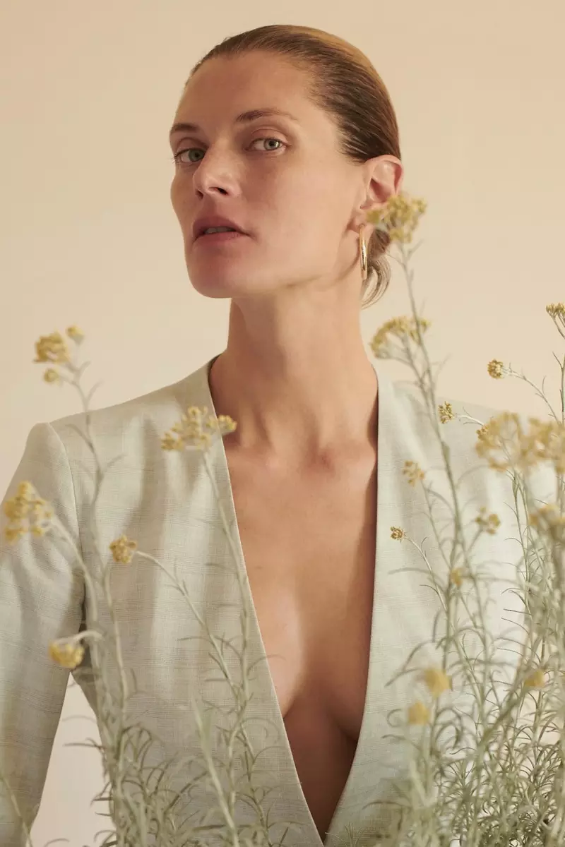 Malgosia Bela 在 Zara 2020 年夏季系列中在家中摆姿势。