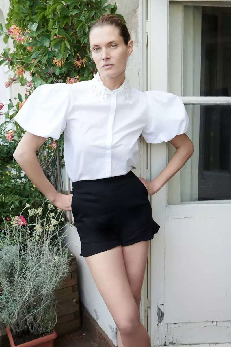 Zara Puff Sleeve Top og flæsede shorts.