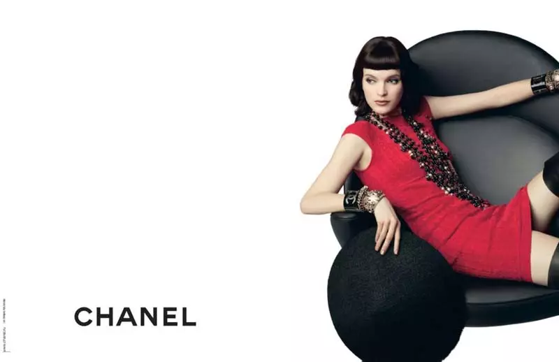 Chanel 2010 早秋系列广告卡尔·拉格斐 (Karl Lagerfeld) 的米尔特·马斯 (Mirte Maas)