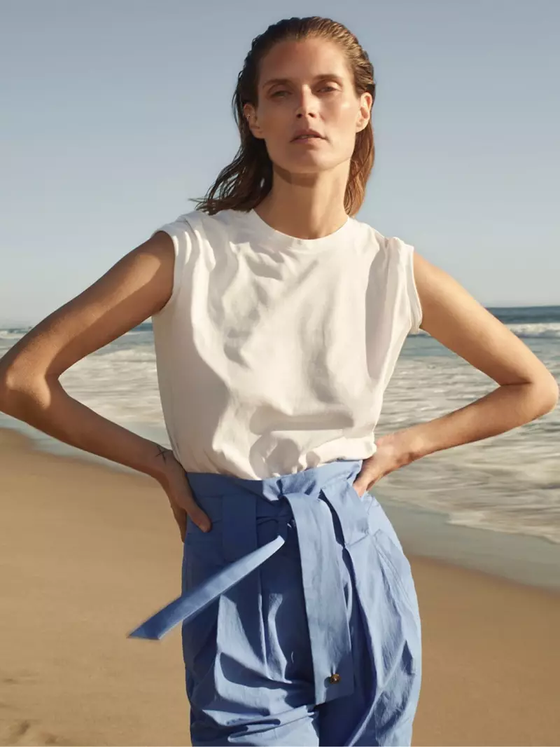 Le mannequin Malgosia Bela pose dans le lookbook été 2020 de Closed The New Blues