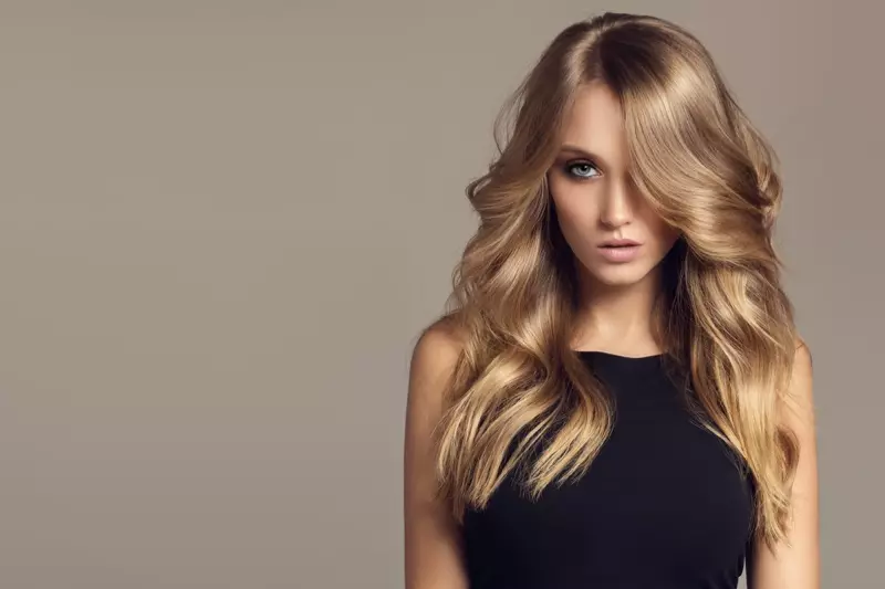 Blonde Modèle Cheveux Ondulés Beauté Long