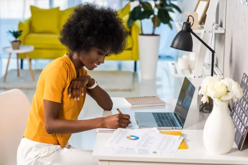 Czarna Kobieta Afro Fryzura Pracuje W Domu Laptop