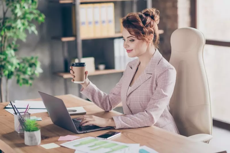 Gut gekleideter Frauen-Blazer-Kaffee-Laptop