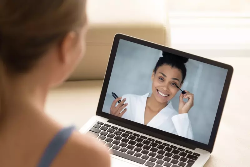 Make-up-Tutorial-Konferenz-Laptop