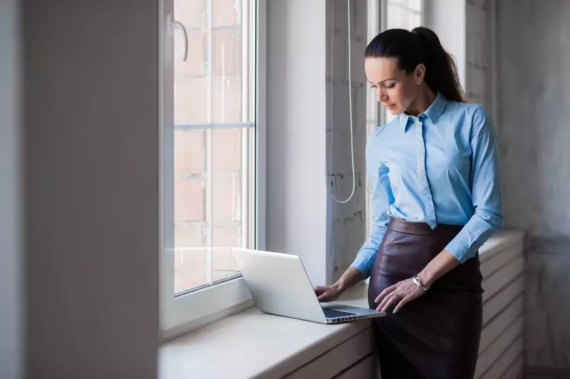 Žena hľadá Laptop Skit Shirt Business