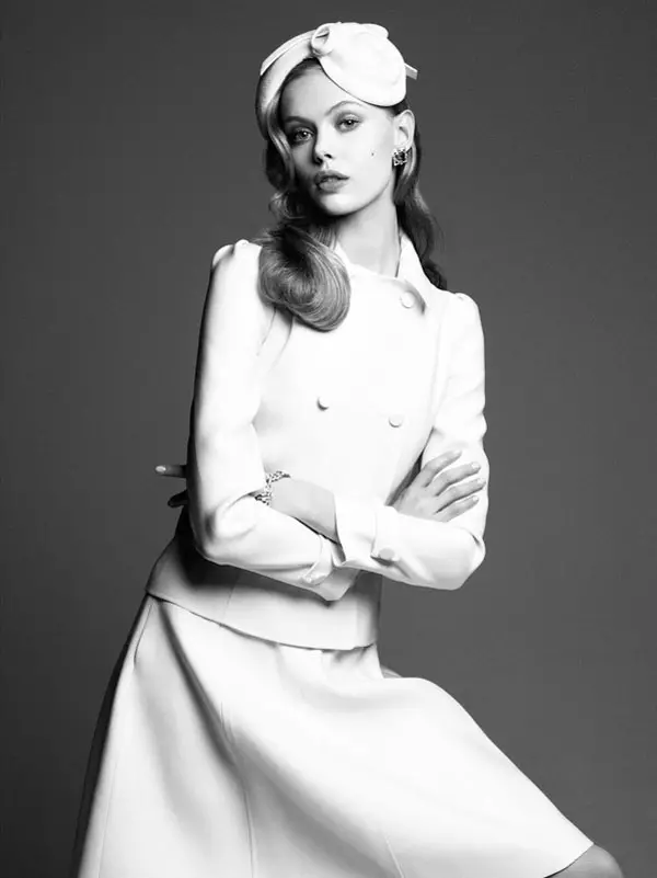 Frida Gustavsson este perfect feminină în Vogue Japonia august, lentile de Victor Demarchelier