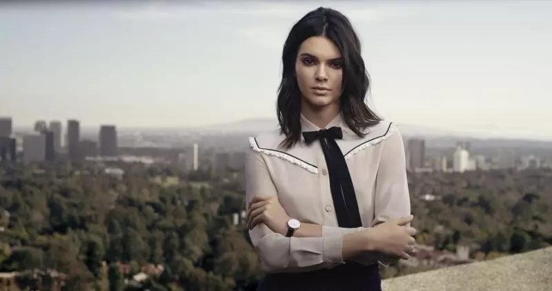 Model Kenner Jenner poseert in Daniel Wellington-campagne