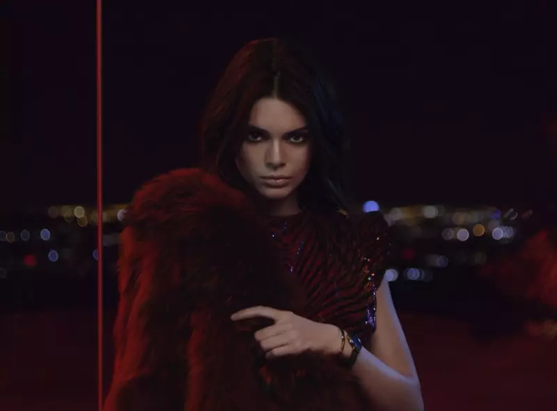 Kendall Jenner modell Daniel Wellington kampányában pózol