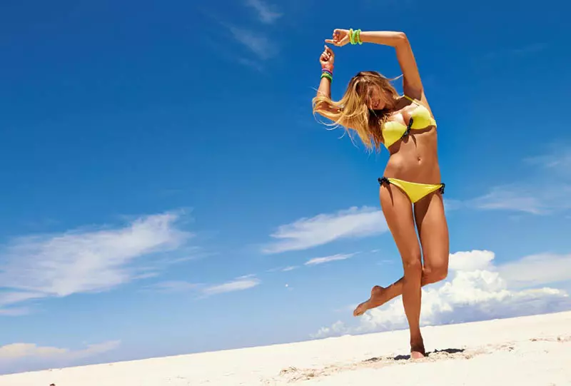Jessica Hart uimește pe plajă în stilurile de vară 2013 de la Calzedonia
