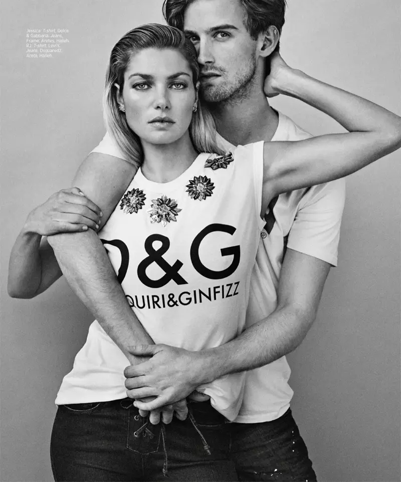 Fotografiada en blanc i negre, Jessica Hart modela una samarreta Dolce & Gabbana i uns texans Frame. RJ King fa servir la samarreta de Levi's i els texans de Levi's.