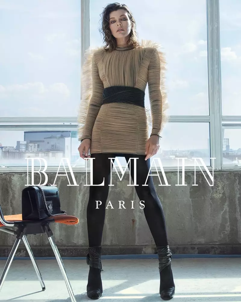 अभिनेत्री Milla Jovovich Balmain शरद ऋतु-जाडो 2018 अभियान अगाडि