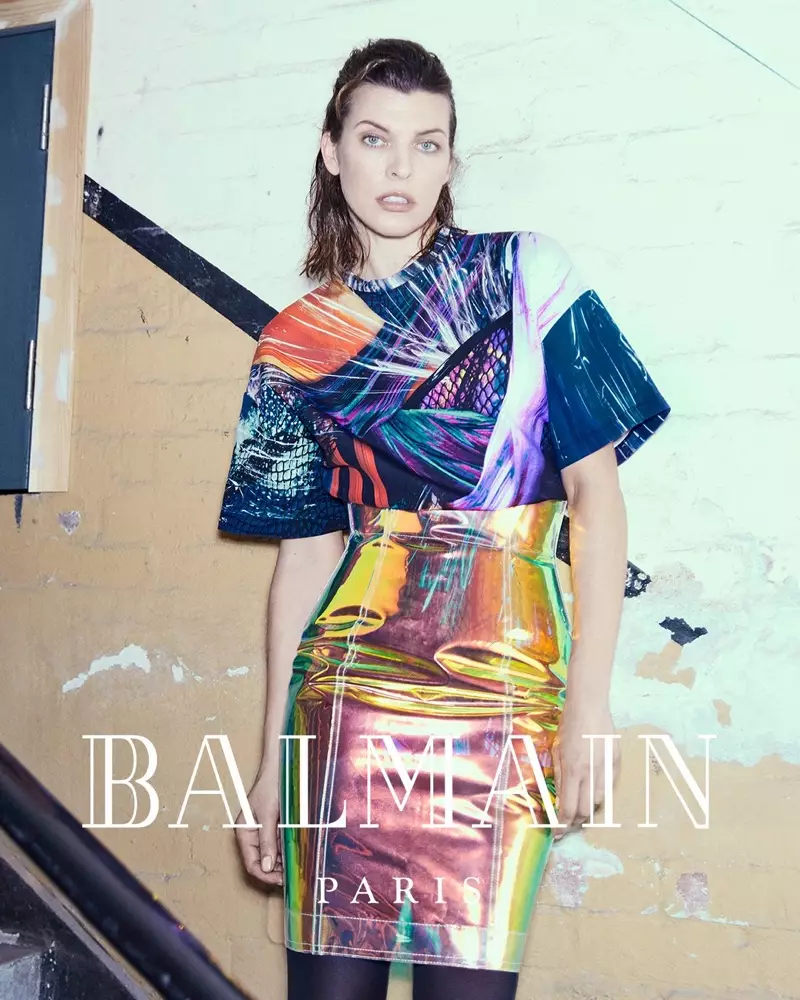 밀라 요보비치(Milla Jovovich)가 Balmain 2018 가을-겨울 캠페인을 위해 다채로운 룩으로 포즈를 취하고 있습니다.