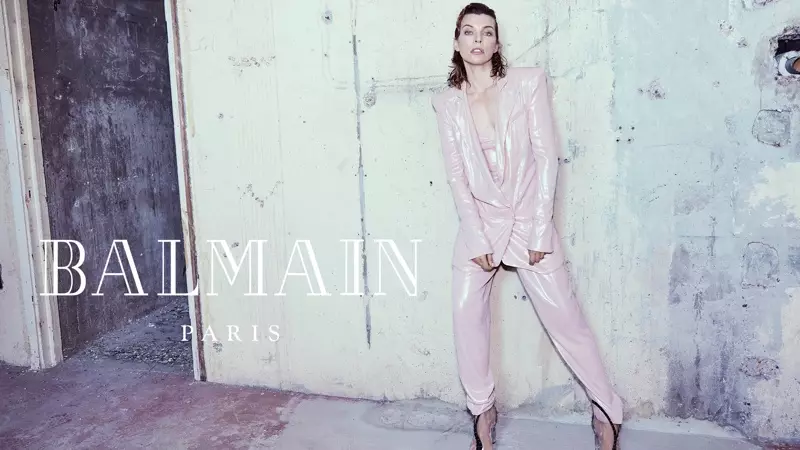 Nyocogkeun, Milla Jovovich ngagem pantsuit pink dina kampanye usum gugur-usum 2018 Balmain