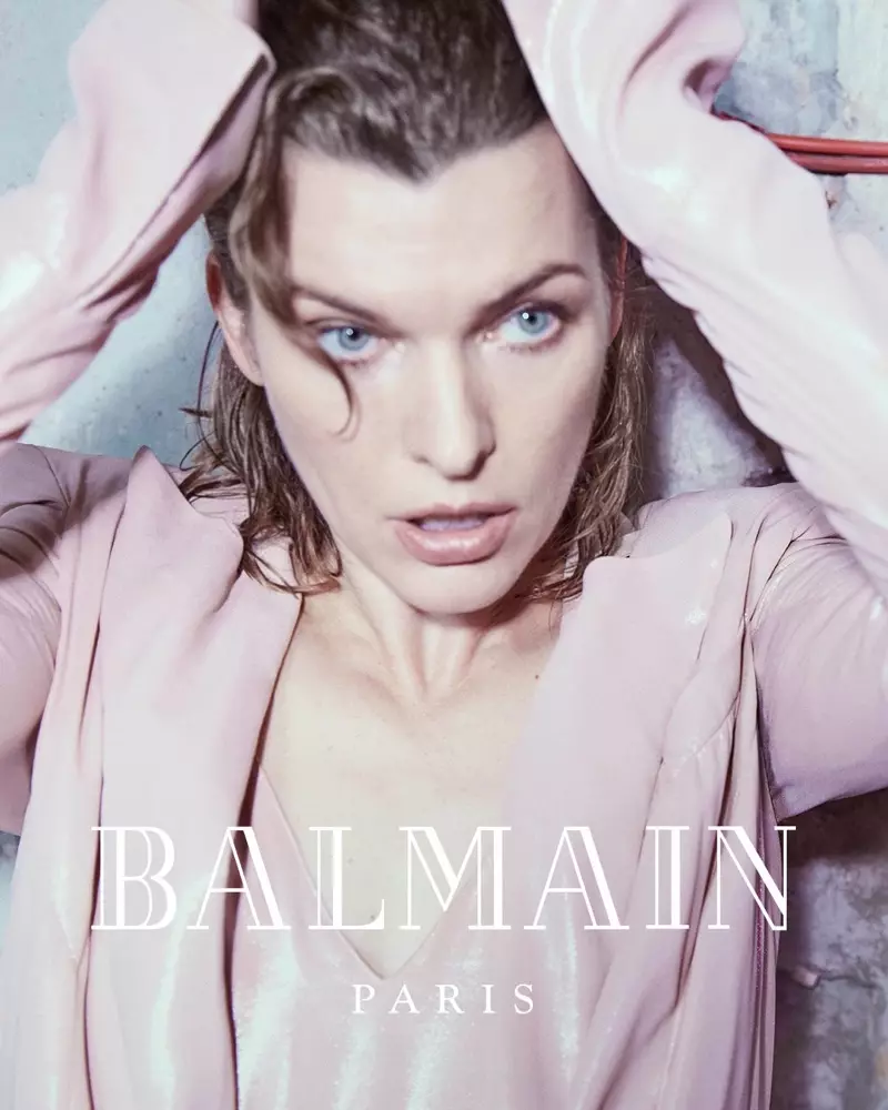 米拉·喬沃維奇 (Milla Jovovich) 為她的特寫做好準備，登上 Balmain 2018 秋冬廣告大片