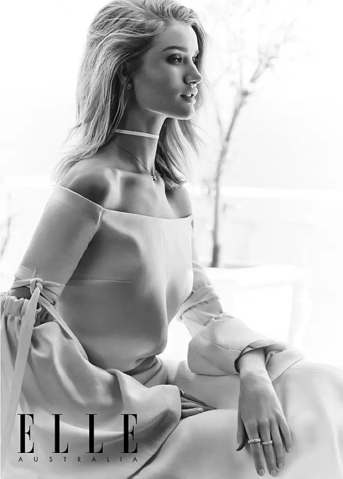 Rosie Huntington-Whiteley သည် အဖြူရောင် ပခုံးပေါ်မှ Ellery ၀တ်စုံကို ၀တ်ဆင်ထားသည်။