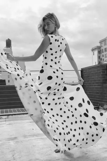 Hailey Baldwin žavi prašmatniais „Harper's Bazaar Australia“ stiliais