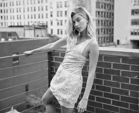 Hailey Baldwin o Khanya ka Mekhoa ea Chic bakeng sa Harper's Bazaar Australia