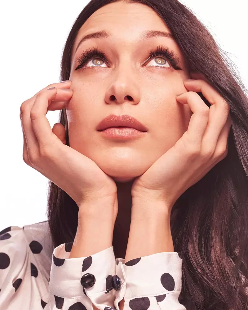 Robiąc zbliżenie, Bella Hadid obnosi się z dużymi rzęsami