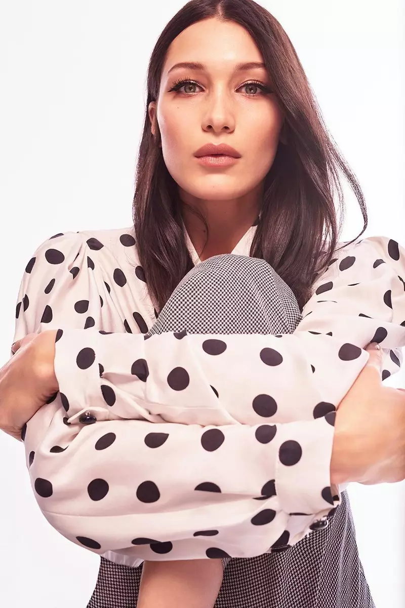 Bella Hadid polka nöqtəli köynəkdə poza verib