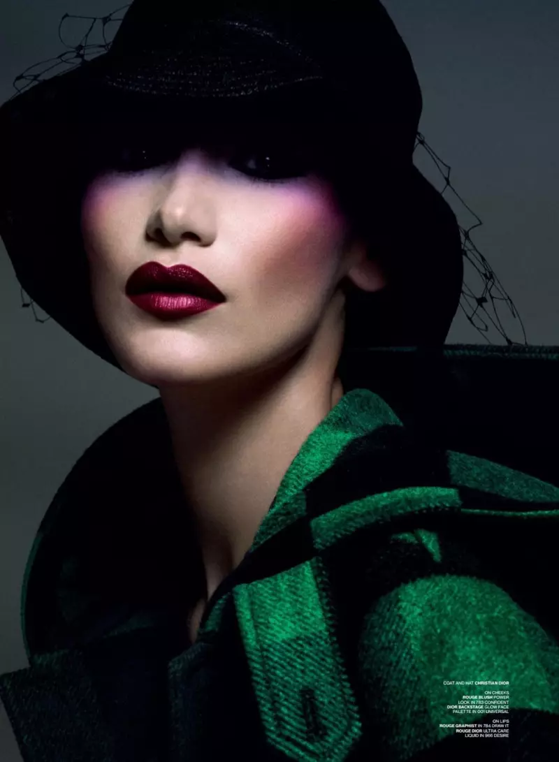 Bella Hadid modella Bold Beauty per V Magazine