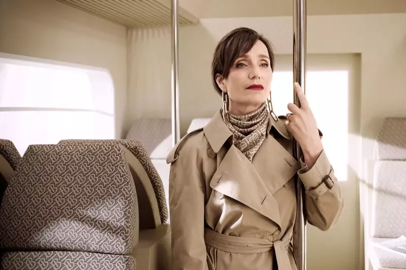 Kristin Scott Thomas protagonitza la campanya Burberry Close Your Eyes and Think of Christmas 2018