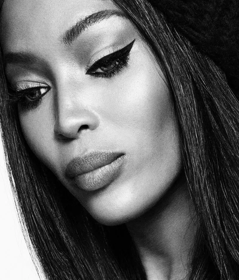 Naomi Campbell tainnuttaa Vogue Japanin tyylikkäissä ulkonäöissä