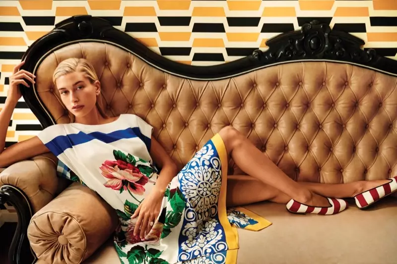 Model Hailey Baldwin dia miseho amin'ny fanentanana fanangonana Weekend MaxMara Nantucket