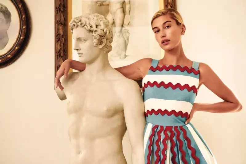 Hailey Baldwin berpose untuk koleksi Weekend MaxMara Nantucket