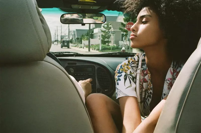 Imaan Hammam anopfeka Zara Printed Dress ine Knot uye Mini Banana Crossbody Bag