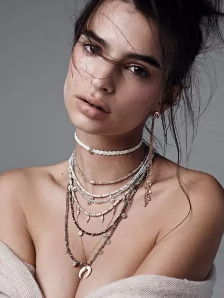 Η Emily Ratajkowski αποχωρίζεται για τη νέα καμπάνια κοσμημάτων