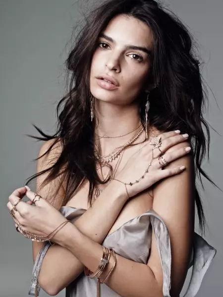 Emily Ratajkowski despídese para a nova campaña de xoias