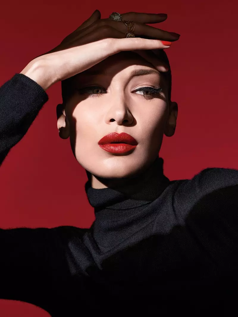 Vestindo Rouge Dior, Bella Hadid modela um look de maquiagem Dior Halloween