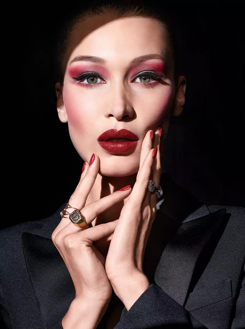 Bella Hadid Dior Halloween makiyajı üçün dramatik gözəlliyə çalışır