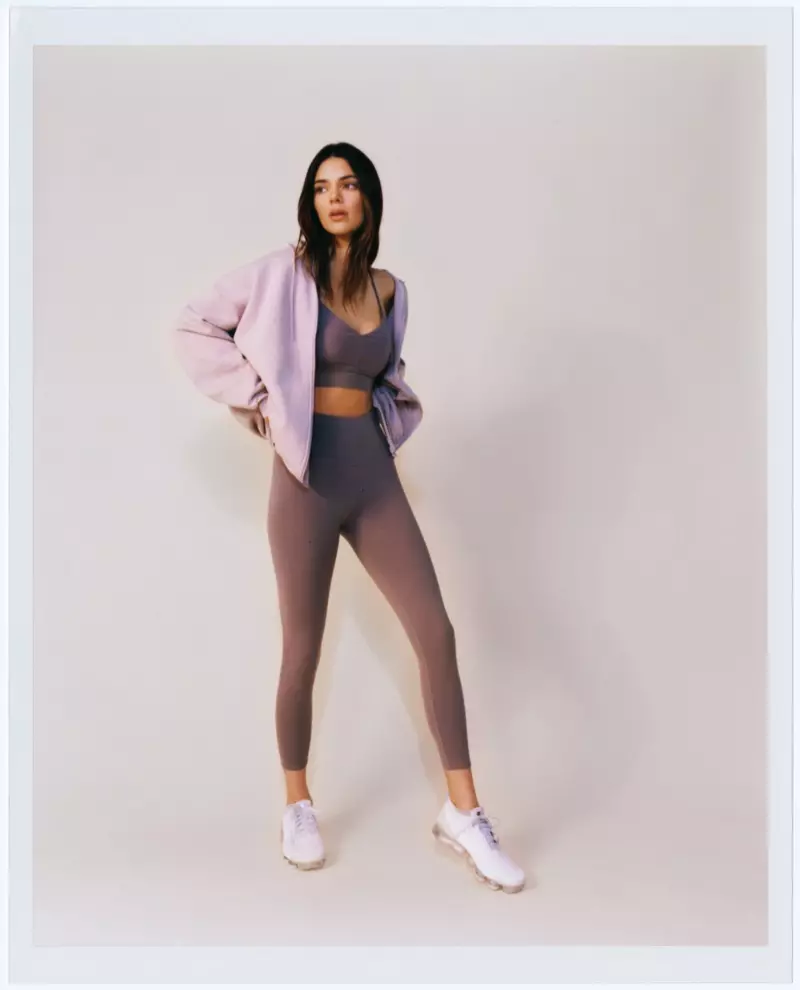 Alo Yoga napauttaa Kendall Jenneriä mallintaakseen Purple Dusk- ja Lavender Dusk -pisaroitaan.