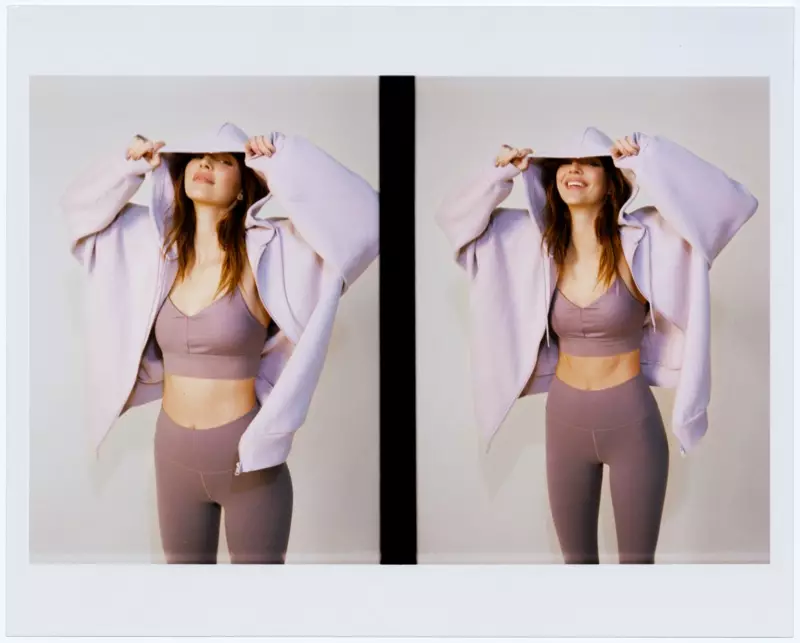 Modelja Kendall Jenner pozon me veshje Alo Yoga.