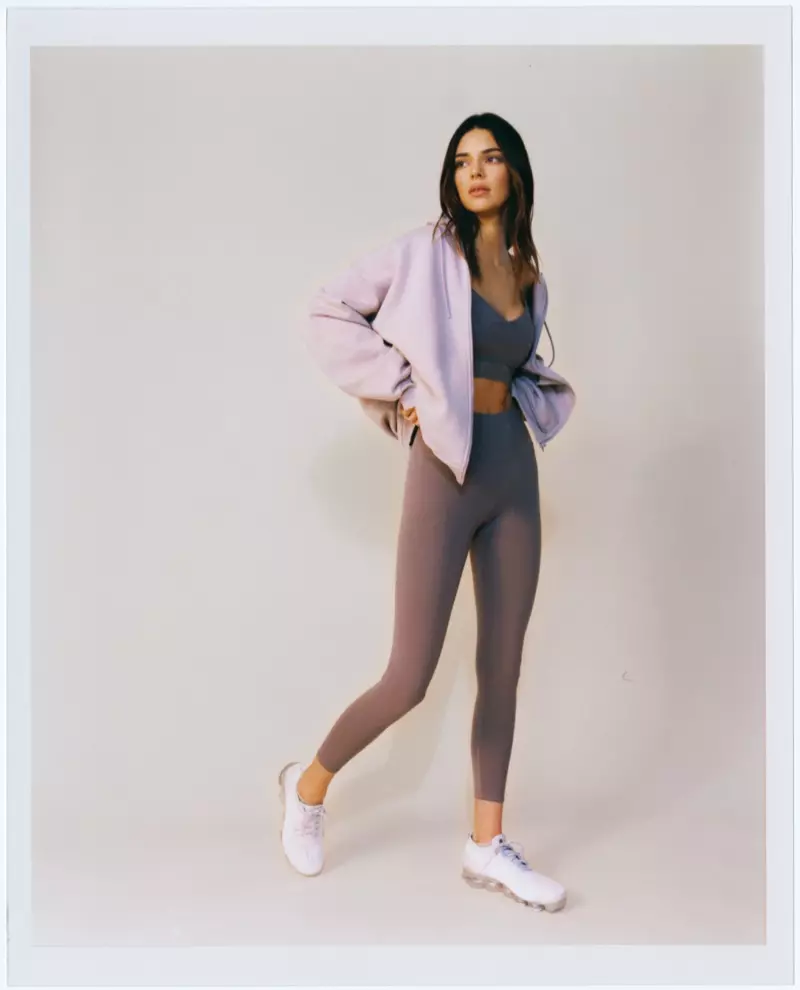 Modelet e reja të Alo Yoga të modeluara nga Kendall Jenner.