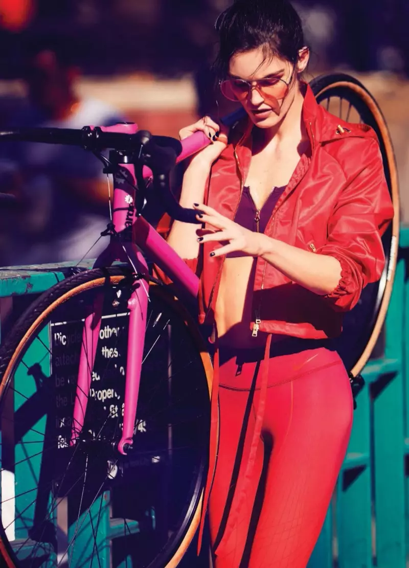 Con un aspecto candente, Hilary Rhoda viste una chaqueta Hilfiger Collection, un sostén deportivo Aerie, calzas Nike y anteojos de sol Gentle Monster.