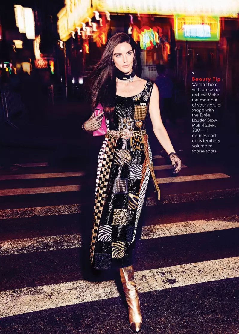 Caminant pels carrers, Hilary Rhoda posa amb un vestit de Marc Jacobs, botes, clutch, gargantilla i guants.